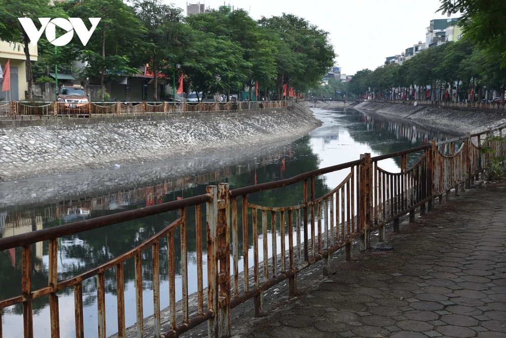 Hàng rào lan can bảo vệ ngăn cách vỉa hè với bờ các con sông thoát nước thải như sông Lừ, sông Sét, sông Kim Ngưu trong nội thành xuống cấp gỉ sét, đổ gẫy không được bảo dưỡng, sửa chữa, nguy cơ mất an toàn cho người đi bộ.