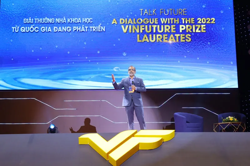 Giáo sư Thalappil Pradeep chia sẻ tại sự kiện Giao lưu cùng Chủ nhân Giải thưởng VinFuture 2022 tại Đại học VinUni ngày 21/12/2022. Giáo sư Thalappil Pradeep chia sẻ tại sự kiện Giao lưu cùng Chủ nhân Giải thưởng VinFuture 2022 tại Đại học VinUni ngày 21/12/2022.