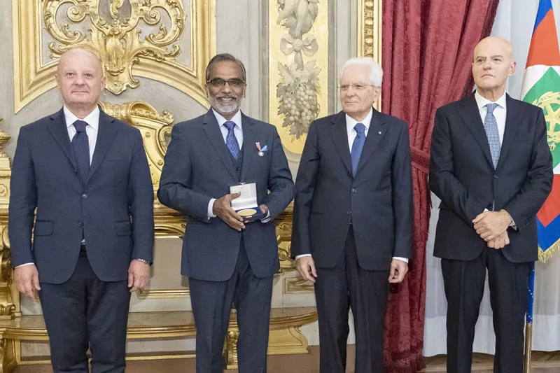 Tổng thống Italy Sergio Mattarella trao tặng Giải thưởng Eni 2023 cho Giáo sư Pradeep vào ngày 16/10/2023. Giải thưởng này được thành lập vào năm 2007 tại Italy, với sứ mệnh thúc đẩy những công trình đột phá về hiệu quả năng lượng, năng lượng tái tạo, khử carbon và bảo vệ môi trường... Tổng thống Italy Sergio Mattarella trao tặng Giải thưởng Eni 2023 cho Giáo sư Pradeep vào ngày 16/10/2023. Giải thưởng này được thành lập vào năm 2007 tại Italy, với sứ mệnh thúc đẩy những công trình đột phá về hiệu quả năng lượng, năng lượng tái tạo, khử carbon và bảo vệ môi trường...