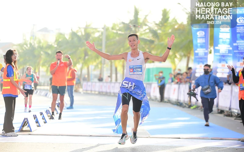 VĐV Đan Quyết vô địch cự ly 42 km.