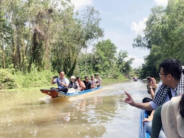 Đoàn khảo sát trải nghiệm tour du lịch sinh thái tại Khu Du lịch Mùa Xuân, tỉnh Hậu Giang. (Ảnh: Mỹ Phương/TTXVN)