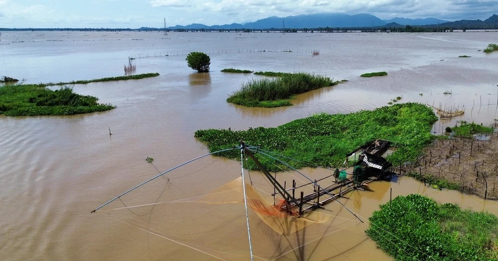 Vó gạt, một loại ngư cụ phổ biến đánh bắt trong mùa cá ra sông ở đầu nguồn biên giới tây nam. 