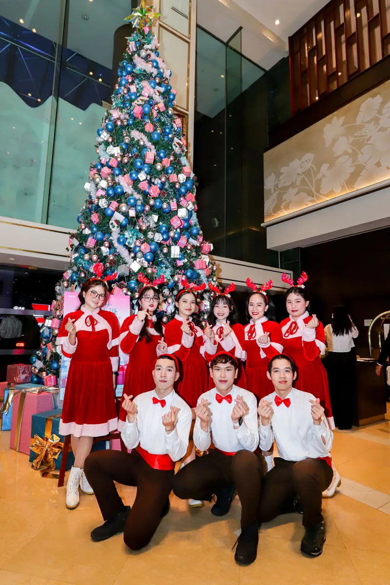 Cây thông Giáng sinh cao 6m điểm tô bằng hơn 6.000 quả châu lấp lánh.