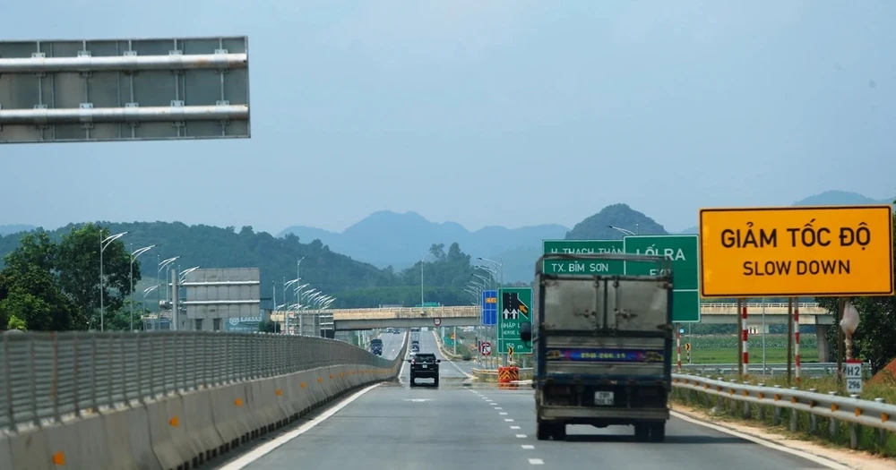 Phương tiện lưu thông trên đoạn tuyến Cao tốc Bắc-Nam được đưa vào vận hành, khai thác. (Ảnh: Việt Hùng/Vietnam+)