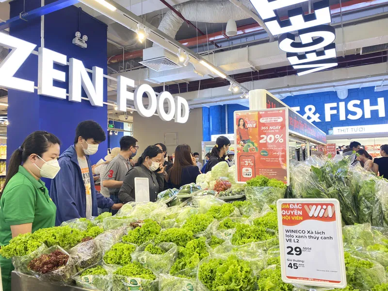 Gian hàng rau củ tại WinMart phục vụ khách hàng. Gian hàng rau củ tại WinMart phục vụ khách hàng.