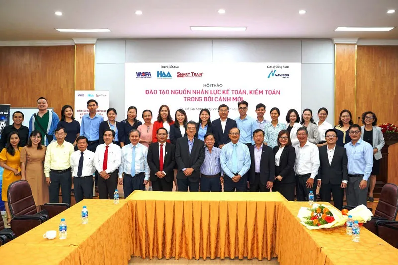 Các đại biểu tham dự hội thảo.