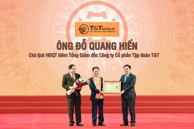 Ông Đỗ Quang Hiển, Nhà sáng lập, Chủ tịch Ủy ban Chiến lược Tập đoàn T&amp;T Group vinh dự là một trong số ít doanh nhân trong lĩnh vực kinh tế tư nhân được trao tặng Huân chương Lao động hạng Nhất, Nhì, Ba.