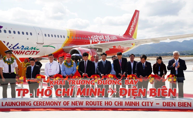 Lãnh đạo UBND tỉnh Điện Biên, lãnh đạo Vietjet cắt băng khai trương đường bay TPHCM - Điện Biên.