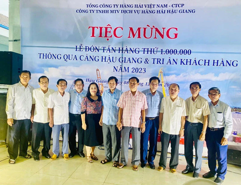 VIMC Hậu Giang đón nhận tấn hàng cán mốc 1 triệu tấn xếp dỡ qua cảng trong năm 2023.