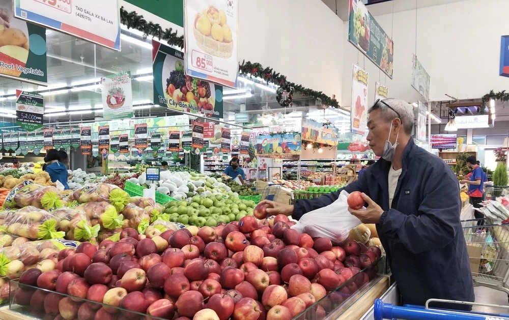 Nhóm hàng trái cây có nguồn cung dồi dào tại kênh bán lẻ Thành phố Hồ Chí Minh. (Ảnh: Mỹ Phương/TTXVN)