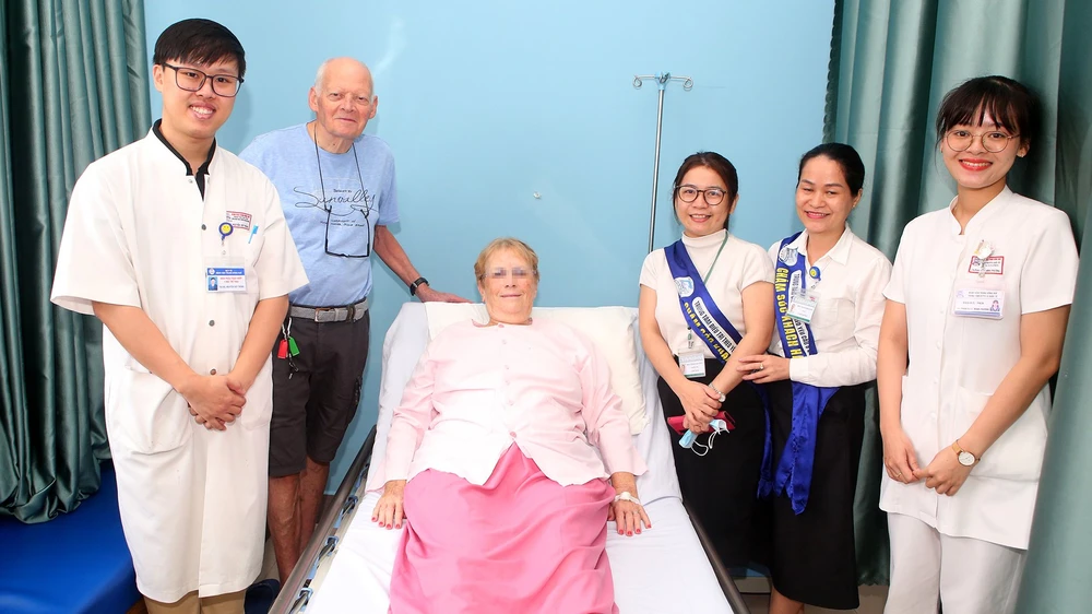 Bệnh nhân Dyen Roux Annie Marie, 73 tuổi, quốc tịch Pháp được Bệnh viện Trung ương Huế điều trị và chăm sóc tận tình.