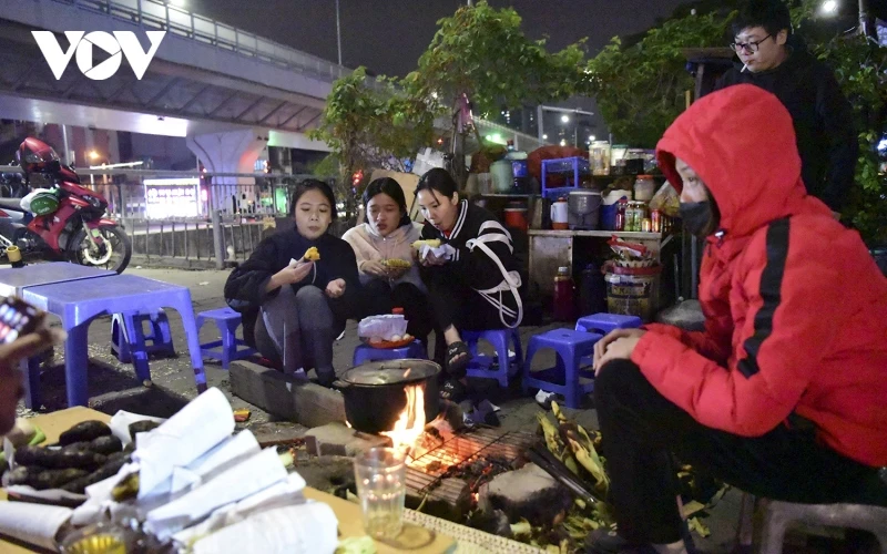 Về khuya, tiết trời càng lạnh, càng giá buốt. Đó cũng là lúc, một số hàng quán bắt đầu "nổi lửa" buôn bán.