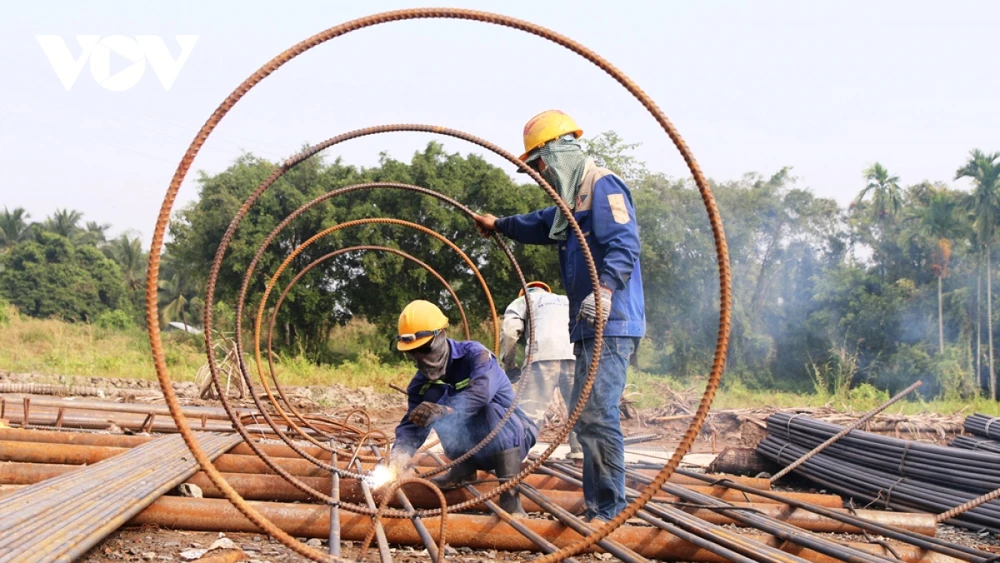 Ở nút giao cầu Bình Gởi công nhân đang "đội nắng" gia công cốt thép cọc khoan nhồi (Ảnh: TL)