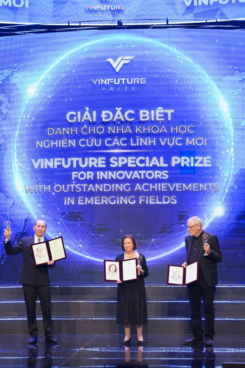 Giải Đặc biệt VinFuture 2023 dành cho Nhà khoa học nghiên cứu các lĩnh vực mới đã được trao cho GS. Daniel Joshua Drucker (Canada), GS. Joel Francis Habener (Mỹ), GS. Jens Juul Holst (Đan Mạch) và PGS. Svetlana Mojsov (Mỹ) anh-8-2766.jpg