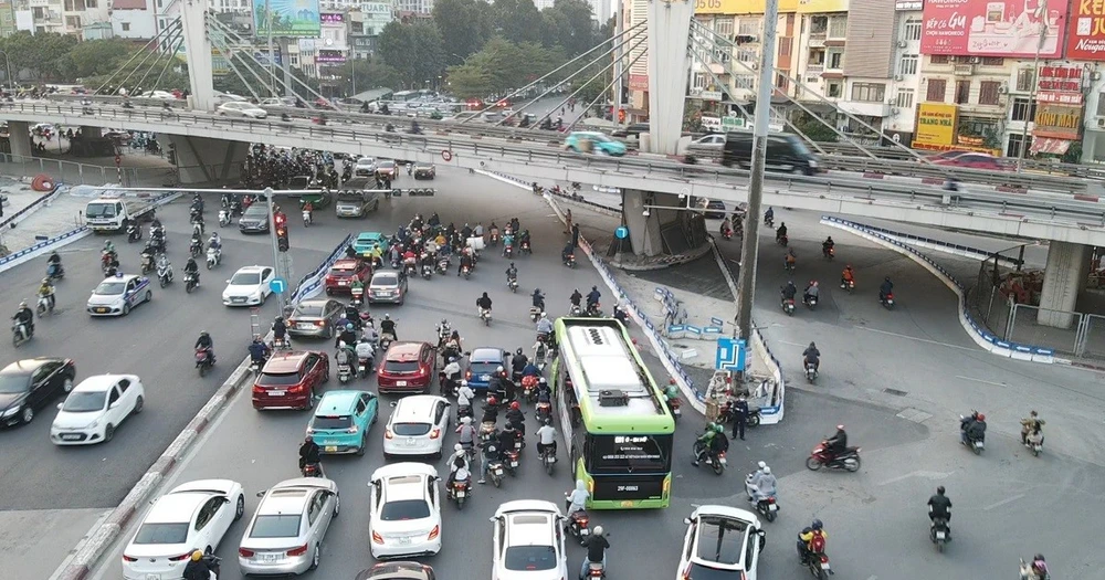 Phương tiện lưu thông qua nút giao Ngã Tư Sở, thành phố Hà Nội. (Ảnh: PV/Vietnam+)