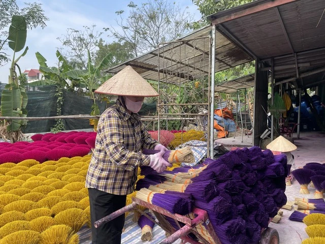 Thời điểm cận Tết, những nhân công làm tăm hương làm luôn chân luôn tay không hết việc (Ảnh: Minh Toàn).