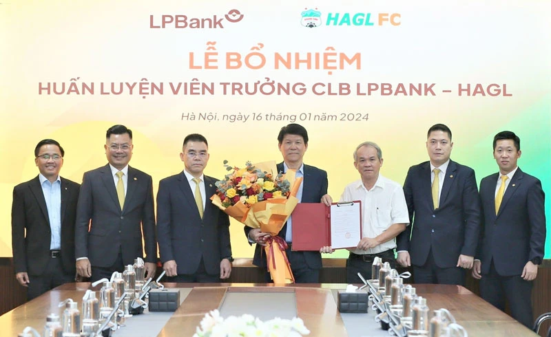 Ông Vũ Tiến Thành chính thức được trao bổ nhiệm làm Huấn luyện viên trưởng CLB Bóng đá LPBank HAGL