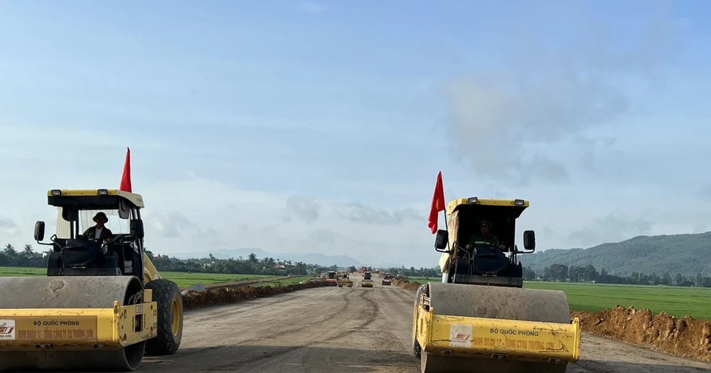 Nhà thầu thi công một Dự án Cao tốc Bắc-Nam phía Đông giai đoạn 2021-2025. (Ảnh: Việt Hùng/Vietnam+)