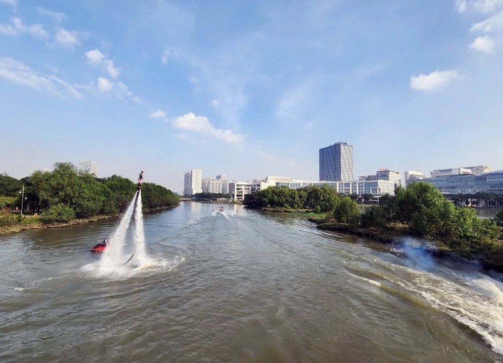 Trò chơi ván bay nước Flyboard trong tour du lịch đường thủy Thành phố Hồ Chí Minh. (Ảnh: Mỹ Phương/TTXVN)