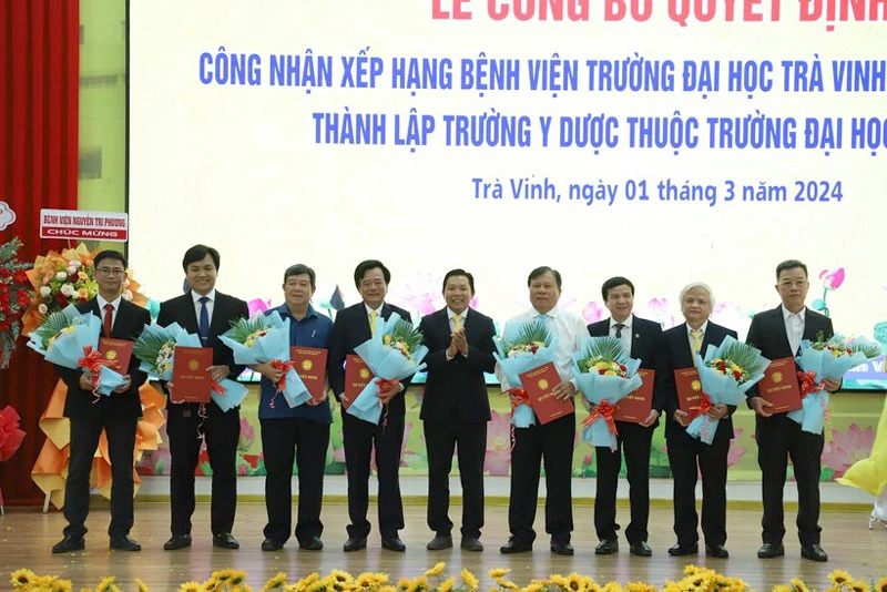 Lãnh đạo Trường Y - Dược nhận Quyết định và hoa chúc mừng.