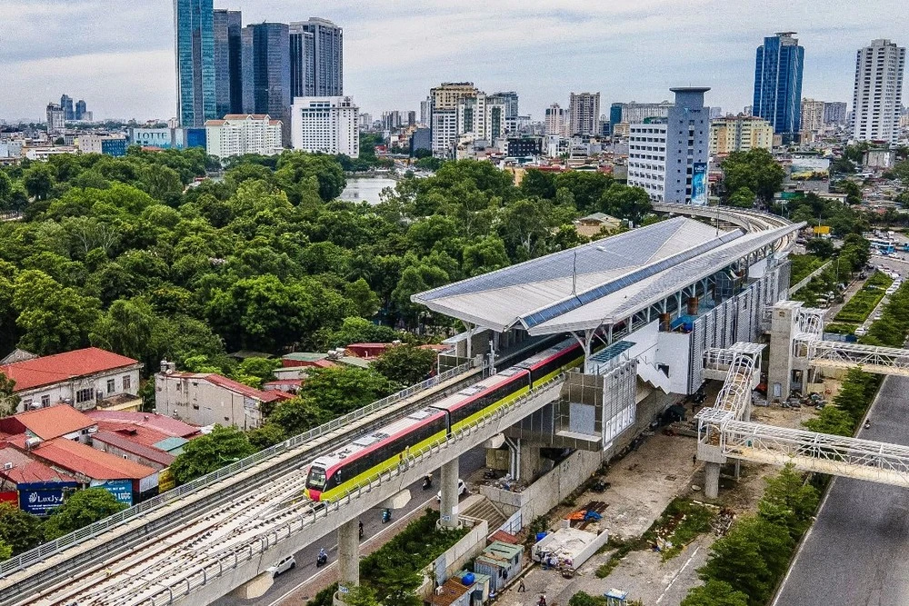 Vận hành chạy thử đoạn trên cao tuyến đường sắt đô thị Nhổn-Ga Hà Nội. (Ảnh: PV/Vietnam+)