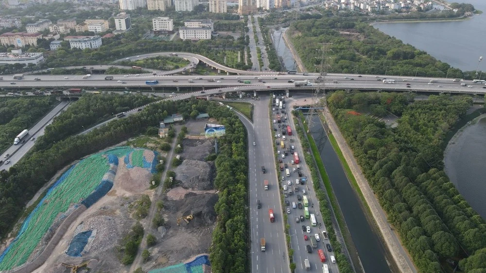 Nút giao giữa tuyến đường vành đai với một tuyến cao tốc. (Ảnh: PV/Vietnam+)