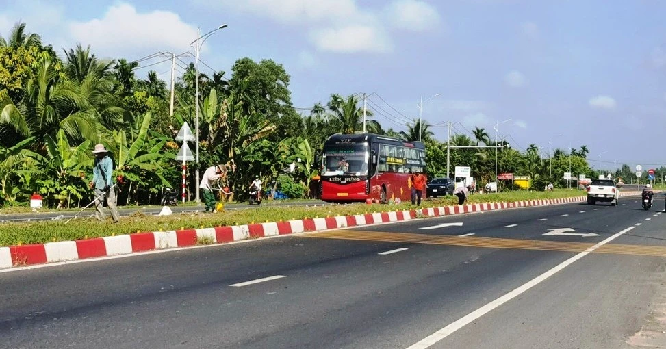 Một tuyến đường quốc lộ tại khu vực Đồng bằng Sông Cửu Long