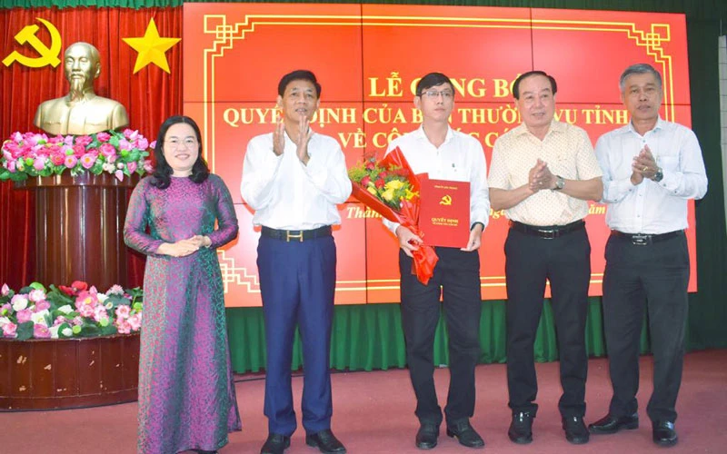 Ông Thái Đăng Khoa (giữa) được phân công giữ chức Bí thư Thành ủy Sóc Trăng, nhiệm kỳ 2020 - 2025.