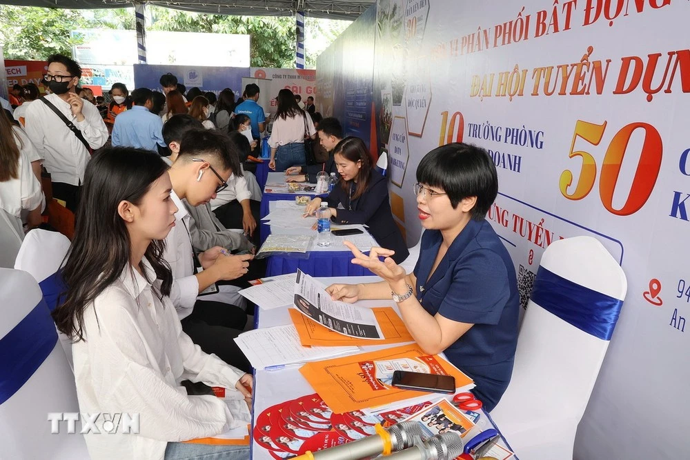 Sinh viên và người tìm việc tham gia Ngày hội tuyển dụng chuyên ngành kinh tế năm 2024. (Ảnh: Thanh Vũ/TTXVN)