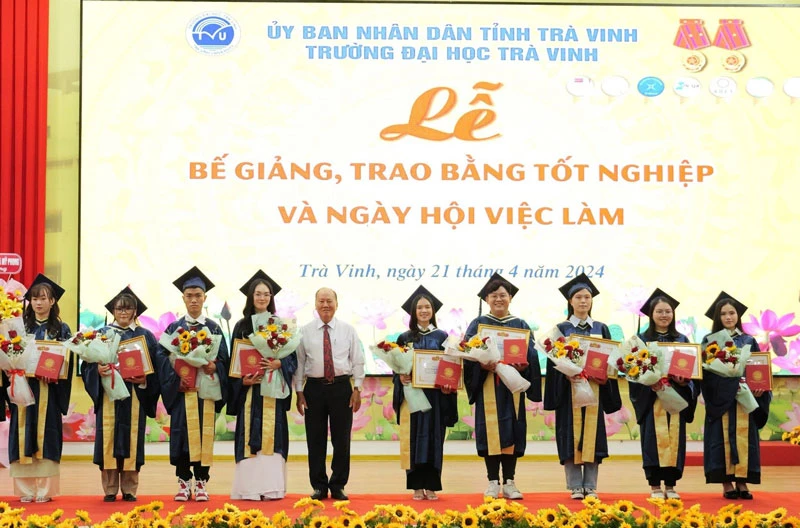 Buổi lễ trao bằng cho các sinh viên ra trường