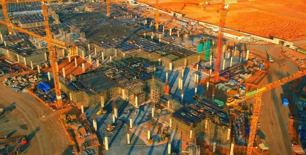 Hàng trăm kỹ sư, công nhân làm việc ngày đêm, xuyên lễ 30/4 - 1/5 trên công trường thi công sân bay Long Thành. Hàng trăm kỹ sư, công nhân làm việc ngày đêm, xuyên lễ 30/4 - 1/5 trên công trường thi công sân bay Long Thành.