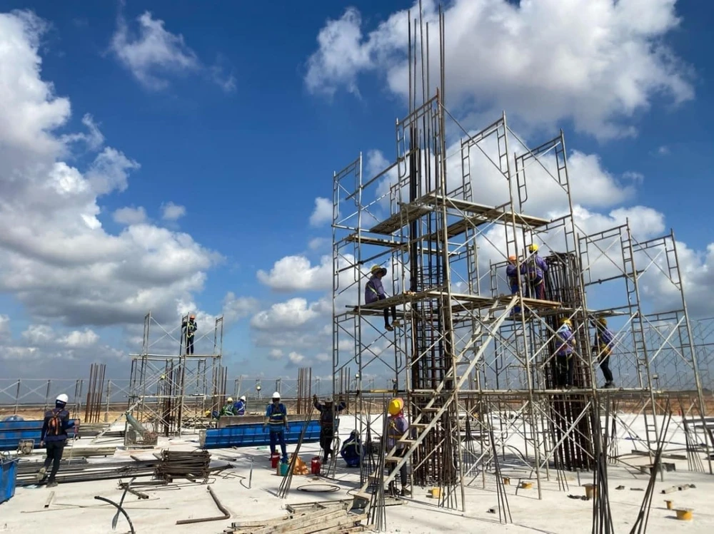 Ban Quản lý Dự án sân bay Long Thành cho biết trong 5 ngày nghỉ lễ 30/4 và 1/5, các nhà thầu tham gia xây dựng sân bay Long Thành huy động 5.000 nhân lực cùng hàng nghìn phương tiện, máy móc thi công cả ngày lẫn đêm. Ban Quản lý Dự án sân bay Long Thành cho biết trong 5 ngày nghỉ lễ 30/4 và 1/5, các nhà thầu tham gia xây dựng sân bay Long Thành huy động 5.000 nhân lực cùng hàng nghìn phương tiện, máy móc thi công cả ngày lẫn đêm.