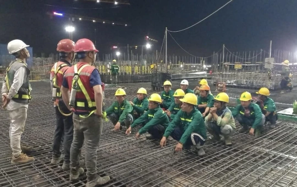 Ban ngày tập trung làm sắt thép, đào đắp đất, đắp cát, làm sàn. Khoảng sau 16 giờ đến sáng hôm sau khu vực nhà ga hành khách, đường cất/hạ cánh... sẽ thi công đổ bê tông xi măng. Ban ngày tập trung làm sắt thép, đào đắp đất, đắp cát, làm sàn. Khoảng sau 16 giờ đến sáng hôm sau khu vực nhà ga hành khách, đường cất/hạ cánh... sẽ thi công đổ bê tông xi măng.