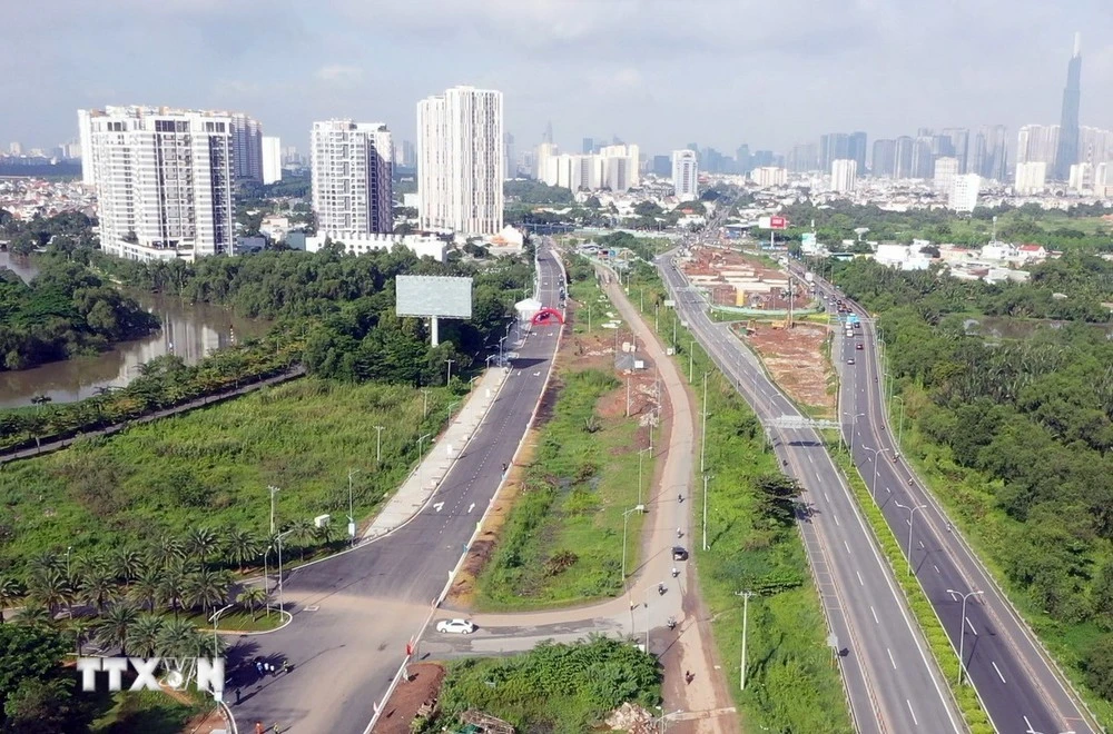 Đường song hành cao tốc Thành phố Hồ Chí Minh-Long Thành-Dầu Giây (bên trái) được đưa vào khai thác. (Ảnh: TTXVN phát)