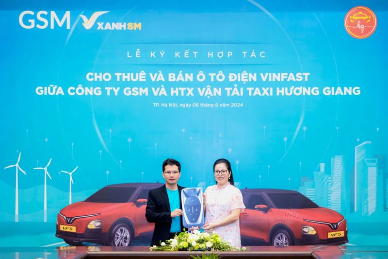 Xanh SM và HTX Vận tải Taxi Hương Giang ký kết mua và thuê 300 xe VinFast VF 5 Plus đến hết năm 2025.