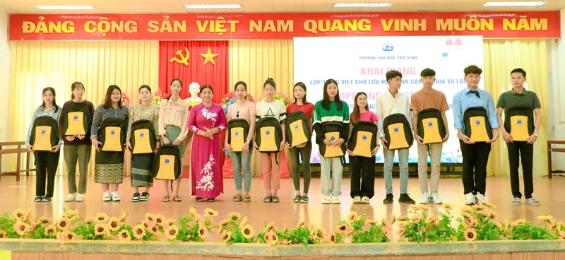 TS Thạch Thị Dân, phó Hiệu trưởng Trường đại học Trà Vinh trao quà cho lưu học sinh Campuchia và Lào học tập tại nhà trường