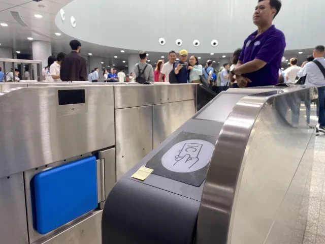 Hệ thống thu phí tự động của metro số 1 bao gồm: Cổng soát vé, Máy bán vé tự động; Máy điều chỉnh giá vé; Thiết bị quản lý tiền mặt, Thẻ IC không tiếp xúc…