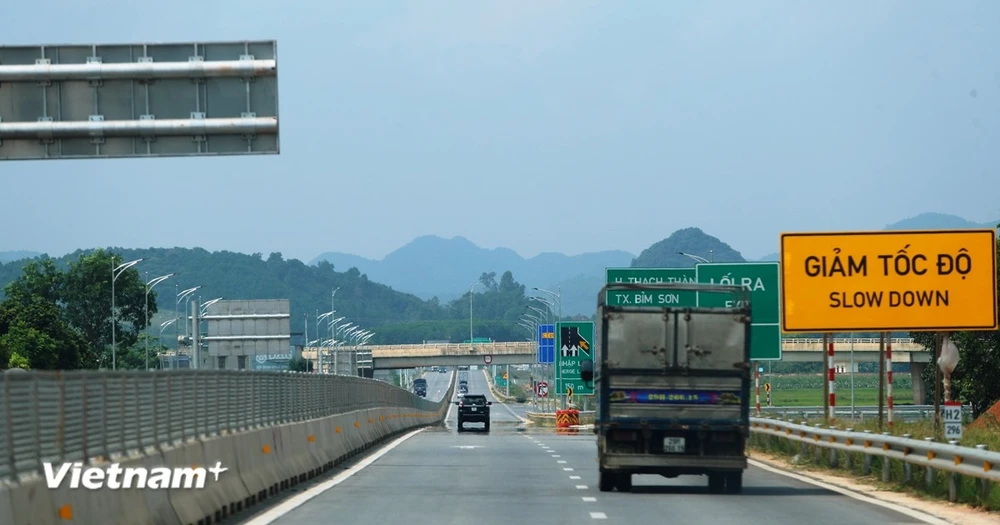 Phương tiện lưu thông trên tuyến đường bộ cao tốc Bắc-Nam đoạn Mai Sơn-Quốc lộ 45. (Ảnh: Việt Hùng/Vietnam+)