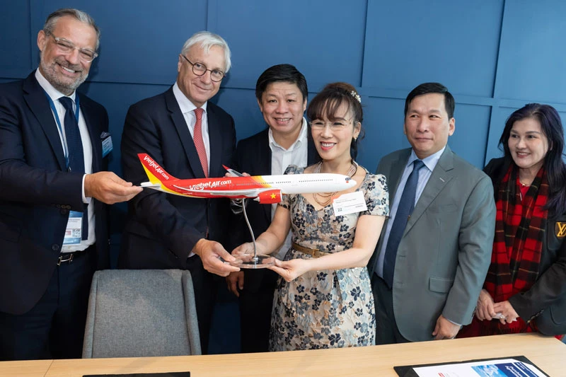 TS Nguyễn Thị Phương Thảo, Chủ tịch HĐQT Vietjet (giữa, bên phải) và ông Christian Scherer, Tổng Giám đốc của Airbus (giữa, bên trái) cùng các lãnh đạo cấp cao chứng kiến Lễ ký kết