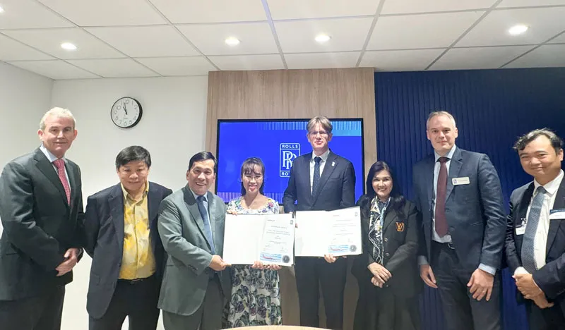 Tiến sĩ Nguyễn Thị Phương Thảo, Chủ tịch HĐQT Vietjet (thứ 4 từ trái sang) cùng các lãnh đạo cấp cao Vietjet và Rolls-Royce chứng kiến Lễ ký kết hợp đồng tại Triển lãm Hàng không quốc tế Farnborough 2024 Photo-3-(4).jpg