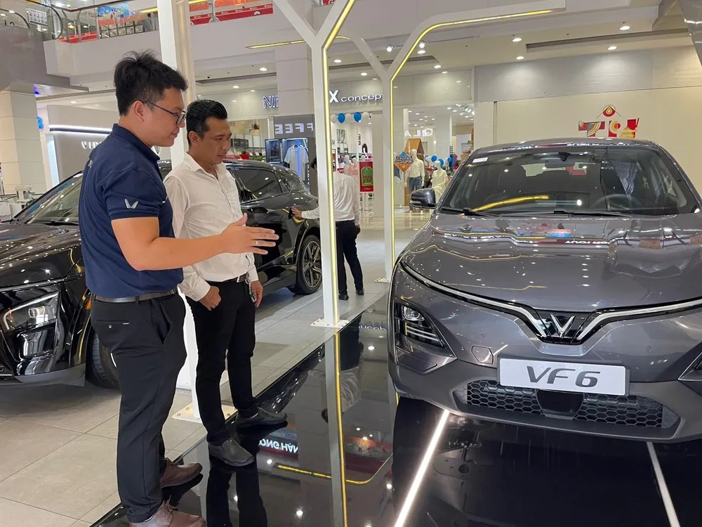 Người dùng “mục sở thị” VF 6 trưng bày tại showroom Long An. Anh 2 (28).jpg