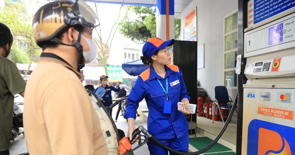 Một điểm bán xăng của Petrolimex tại Hà Nội. (Ảnh: Đức Duy/Vietnam+)