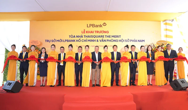 Đại diện NHNN chi nhánh TPHCM, Ban lãnh đạo LPBank và Hội sở phía Nam cắt băng khánh thành tại sự kiện khai trương