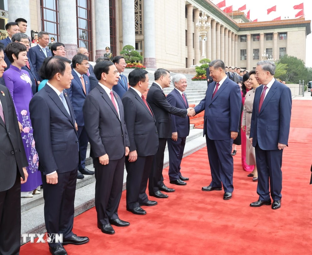 Tổng Bí thư, Chủ tịch nước Trung Quốc Tập Cận Bình bắt tay các thành viên chính thức Đoàn cấp cao Việt Nam tại Lễ đón. (Ảnh: Trí Dũng/TTXVN)