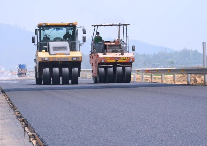 Bộ Giao thông Vận tải sẽ thi đua hoàn thành 3.000km đường bộ cao tốc vào năm 2025. (Ảnh: Việt Hùng/Vietnam+) Bộ Giao thông Vận tải sẽ thi đua hoàn thành 3.000km đường bộ cao tốc vào năm 2025. (Ảnh: Việt Hùng/Vietnam+)