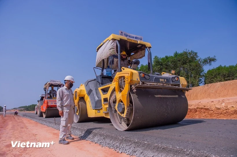 Nhà thầu thi công nền đường tại Dự án cao tốc Quảng Ngãi - Hoài Nhơn. (Ảnh: PV/Vietnam+) 