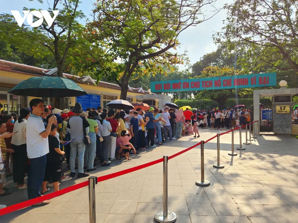 Năm nay tròn 55 năm vị lãnh tụ kính yêu của dân tộc Việt Nam đi xa, để lại muôn vàn tình yêu thương với đồng bào, chiến sĩ cả nước. Trong ảnh, dòng người xếp hàng dài từ phố Ngọc Hà để vào lăng viếng Bác. Năm nay tròn 55 năm vị lãnh tụ kính yêu của dân tộc Việt Nam đi xa, để lại muôn vàn tình yêu thương với đồng bào, chiến sĩ cả nước. Trong ảnh, dòng người xếp hàng dài từ phố Ngọc Hà để vào lăng viếng Bác.