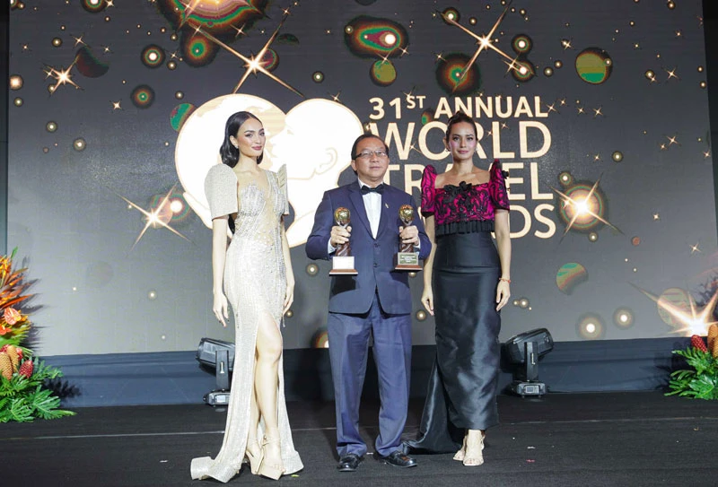 Phó Tổng giám đốc Đỗ Xuân Quang đại diện Vietjet nhận 2 giải thưởng tại World Travel Awards 2024