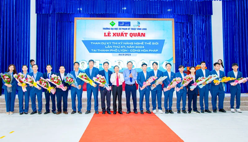 Lãnh đạo Trường Đại học Sư phạm kỹ thuật Vĩnh Long chúc mừng các thí sinh tham dự Cuộc thi Kỹ năng nghề thế giới lần 47