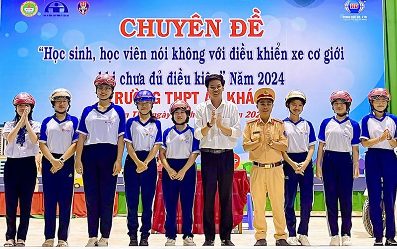 Lãnh đạo Ban An toàn giao thông TP Cần Thơ trao tặng nón bảo hiểm cho các em học sinh